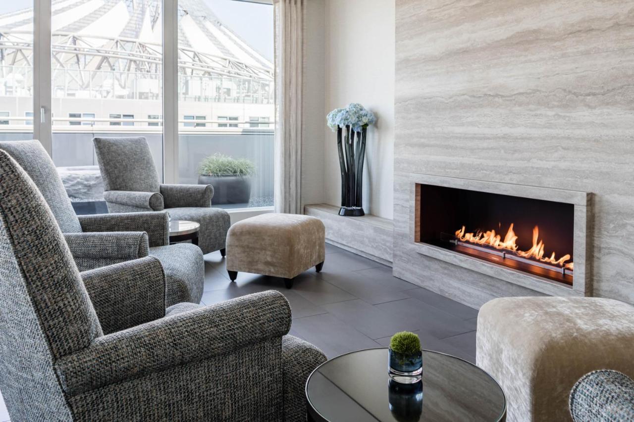 더 만다라 호텔 베를린 외부 사진 A fireplace in a living room