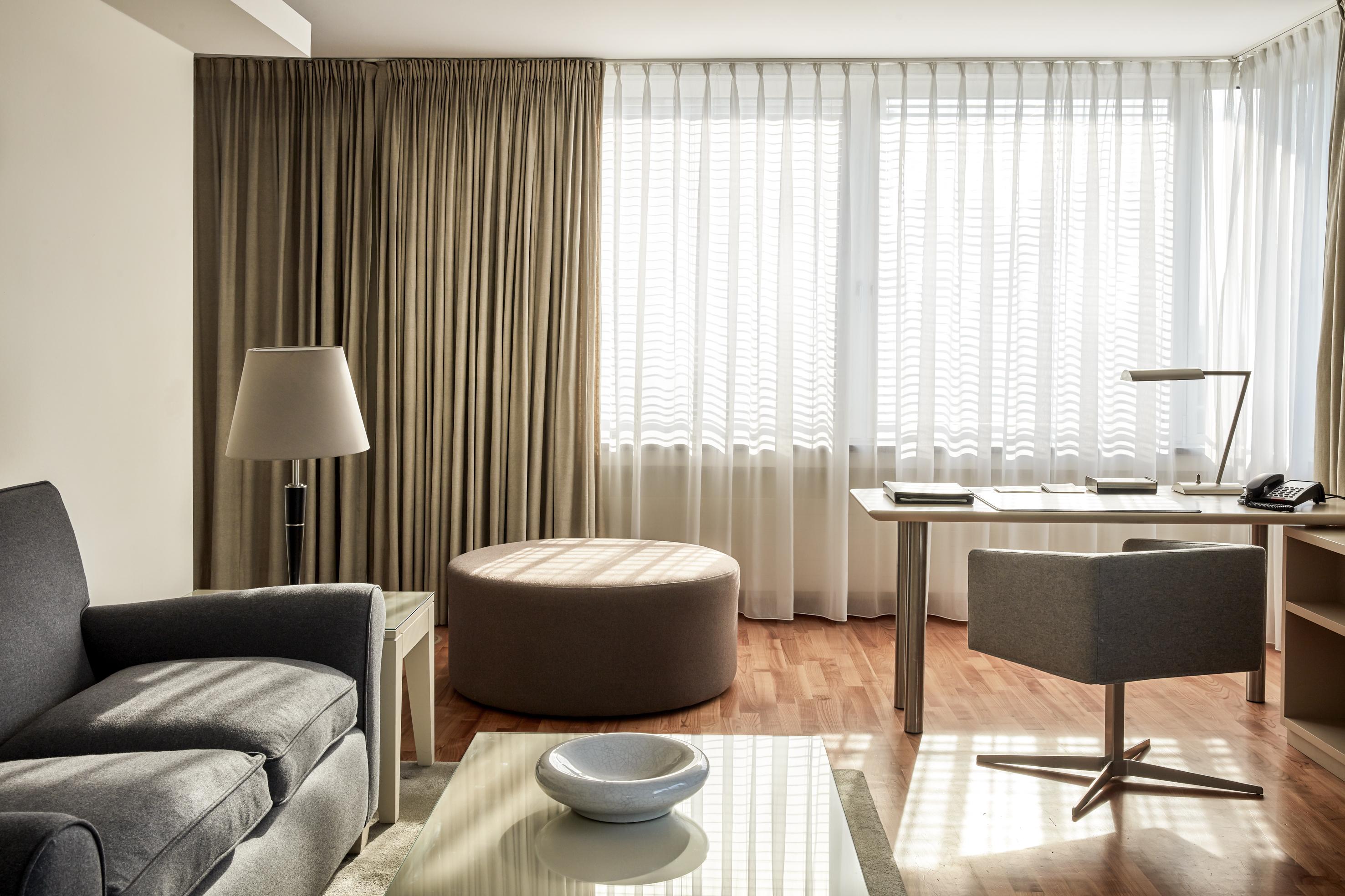 더 만다라 호텔 베를린 외부 사진 A living room with a curtain