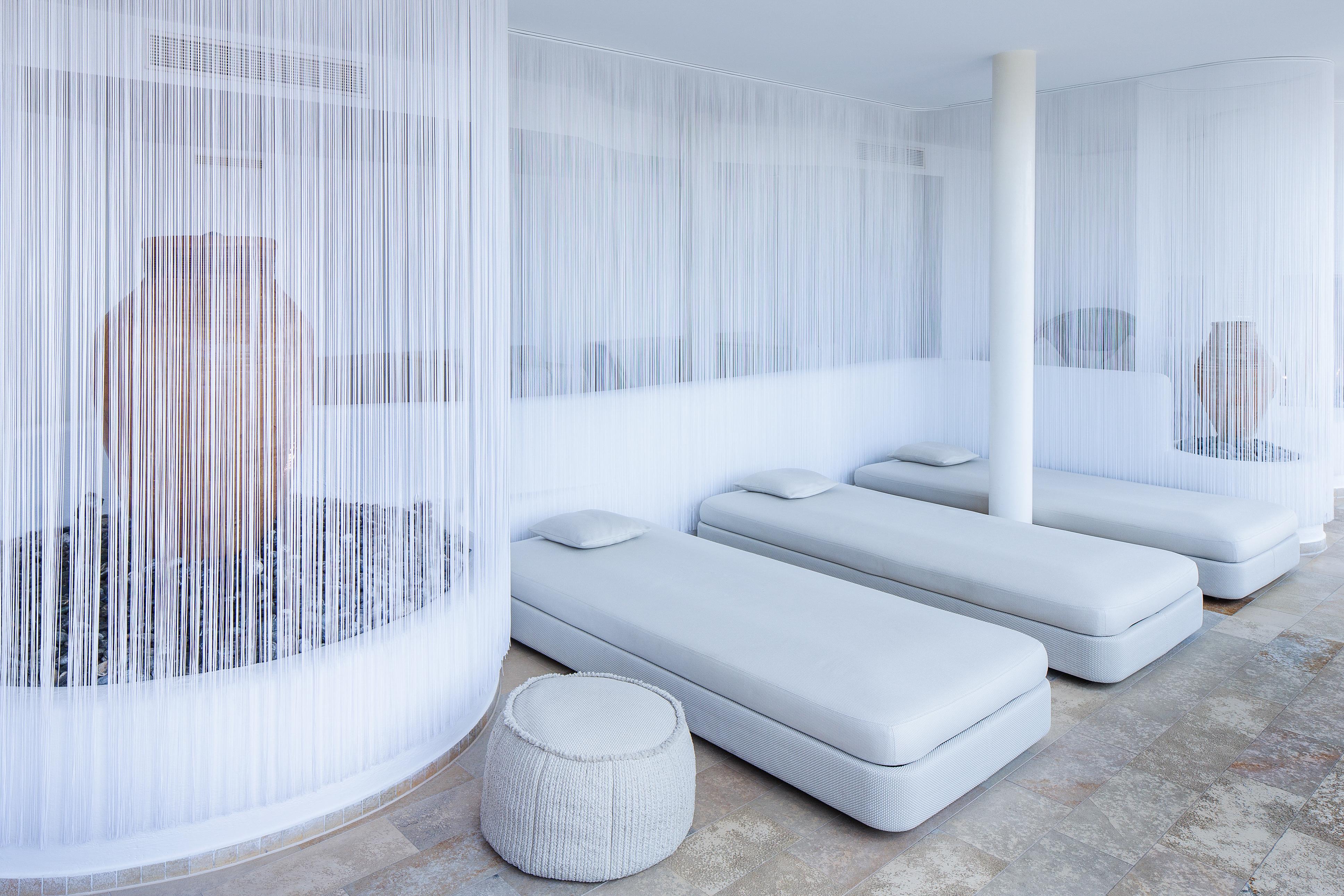 더 만다라 호텔 베를린 외부 사진 The spa at the Hotel 7132 Hay, designed by Jean Nouvel