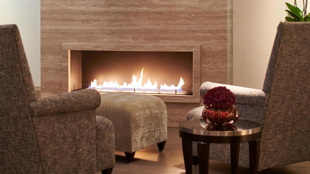 더 만다라 호텔 베를린 외부 사진 A fireplace in a home